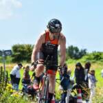 Martijn op fiets tijdens tri Hellevoetsluis