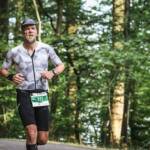 Martijn loopt in bossen tijdens Open Lakes 24