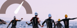 Zwemmen met AI: atleten in wetsuit rennen de zee in met als collage erbij een meter en de knop GO!