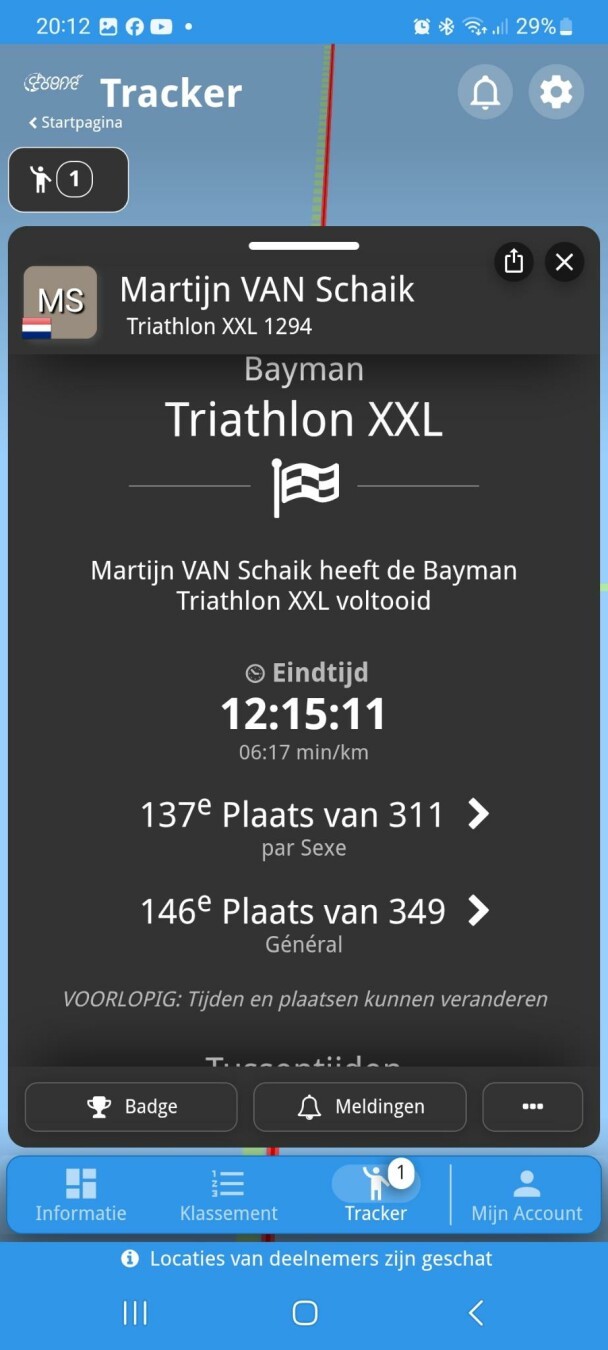 Wat fijn dat je meteen wil praten. Je bent redelijk fit over de streep gekomen? Bedoel je dat ik niet hard genoeg ging?  Nee zeker niet, maar als wil praten zul je het wel naar je zin gehad hebben? Klopt. De race staat op stip op nr 2 van mijn favoriete races.  Waarom? Goed georganiseerd, heel veel vrijwilligers, veel publiek en natuurlijk overal en altijd Le Mont.  Dat zag er vanaf hier betoverend uit in het donker. Een beetje Efteling inderdaad, maar toen ging het hozen en sloegen de golven over mijn voeten. Ook een belevenis.  Het was echt vier seizoenen in een dag inderdaad. Veel van gemerkt? Je kunt het niet niet merken natuurlijk. Maar tot het einde van het fietsen waren het spatjes. Ongeveer 10km voor de tweede wissel trok de wind aan met daarna striemende regen. Gelukkig kon ik de wisseltent in.  Ging verder alles volgens plan? Op details na, wel. Maar dat moet ik nog analyseren. Wat ik jammer genoeg niet kon doen is op mijn paarse baard wijzen bij de finish. Speaker zat niet op te letten en ik ook niet. Bovendien zag niemand dat, het was donker.  Waarom was dat belangrijk? Het is morgen Coming out day, daar wilde ik wel de aandacht op vestigen. Niet gelukt.  Volgend jaar dan? Ik sluit het niet uit.
